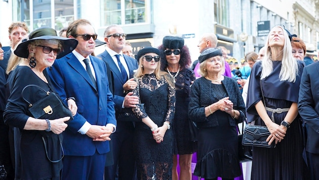 Sohn Alexander Lugner mit seiner Mutter Christine, Tochter Jacqueline mit ihrer Mutter Christina, deren Mutter und mit Lugners Witwe Simone nach der Trauermesse im Stephansdom (Bild: Tischler Andreas/Andreas Tischler / Vienna Press)