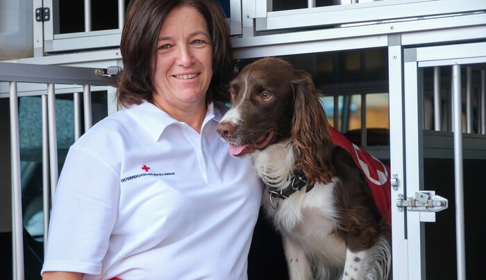 Eveline Neissl mit ihrem English Springer Spaniel „Asterix“.