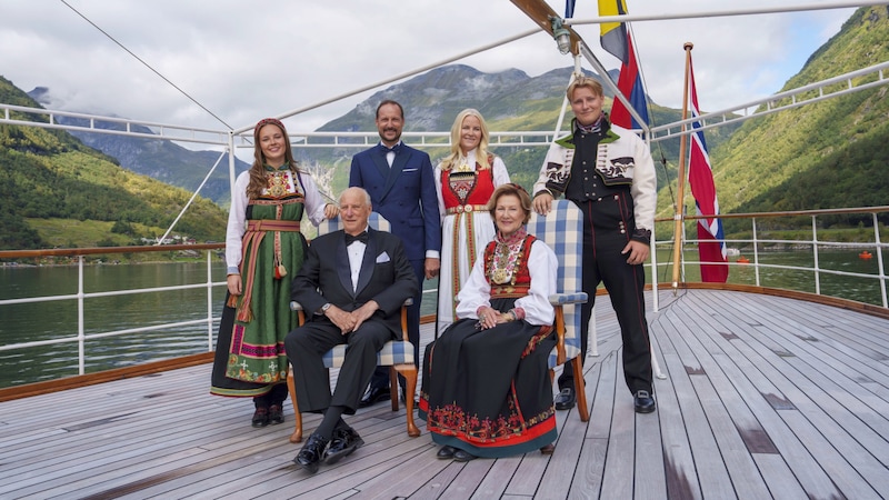 Sverre Magnus mit den Eltern Haakon und Mette-Marit, Schwester Ingrid Alexandra und den Großeltern König Harald und Königin Sonja auf dem königlichen Schiff. (Bild: Cornelius Poppe / POOL / NTB)