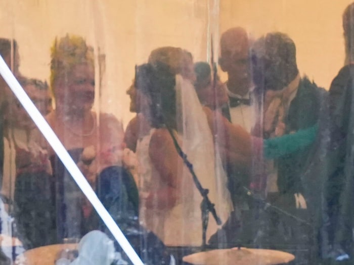 Märtha Louise und Durek Verrett nehmen nach der Trauung Glückwünsche entgegen.