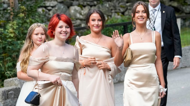 Prinzessin Märtha Louises Töchter Maud Angelica Behn, Emma Tallulah Behn und Leah Isadora Behn in Vinjevollen in Geiranger nach der Hochzeit von Prinzessin Märtha Louise und Durek Verrett am Samstag. (Bild: picturedesk.com/Cornelius Poppe / NTB )