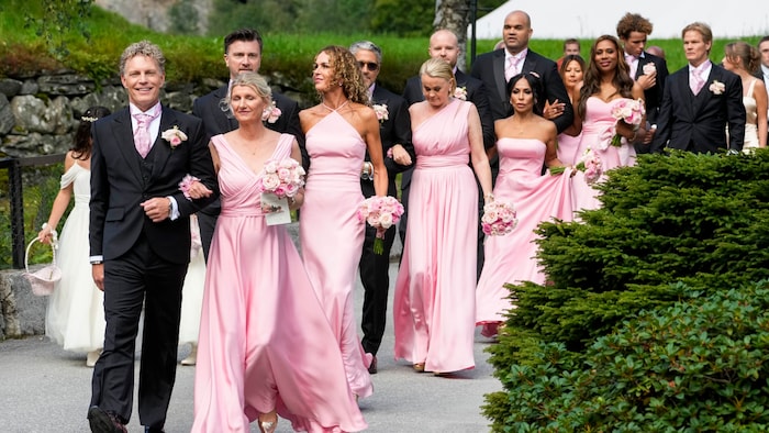 Brautjungfrauen am Weg zur Hochzeit von Prinzessin Märtha Louise