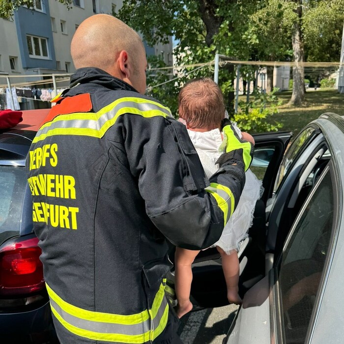 Das Baby wurde rasch geborgen und der Rettung übergeben.