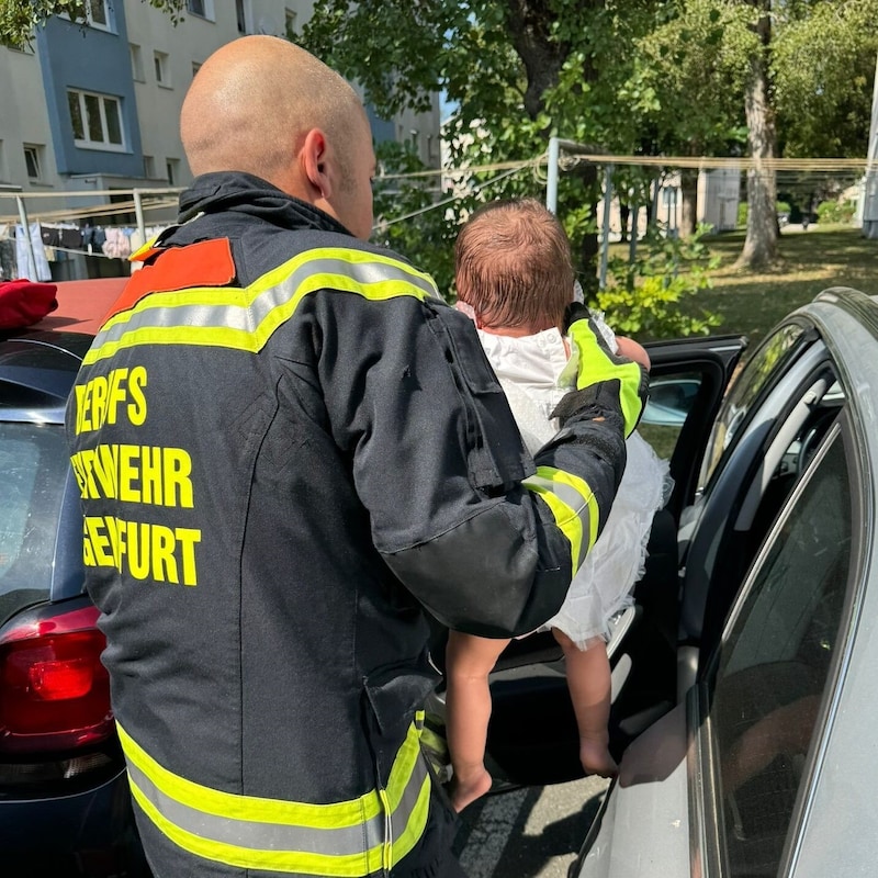 Das Baby wurde rasch geborgen und der Rettung übergeben. (Bild: Berufsfeuerwehr Klagenfurt)