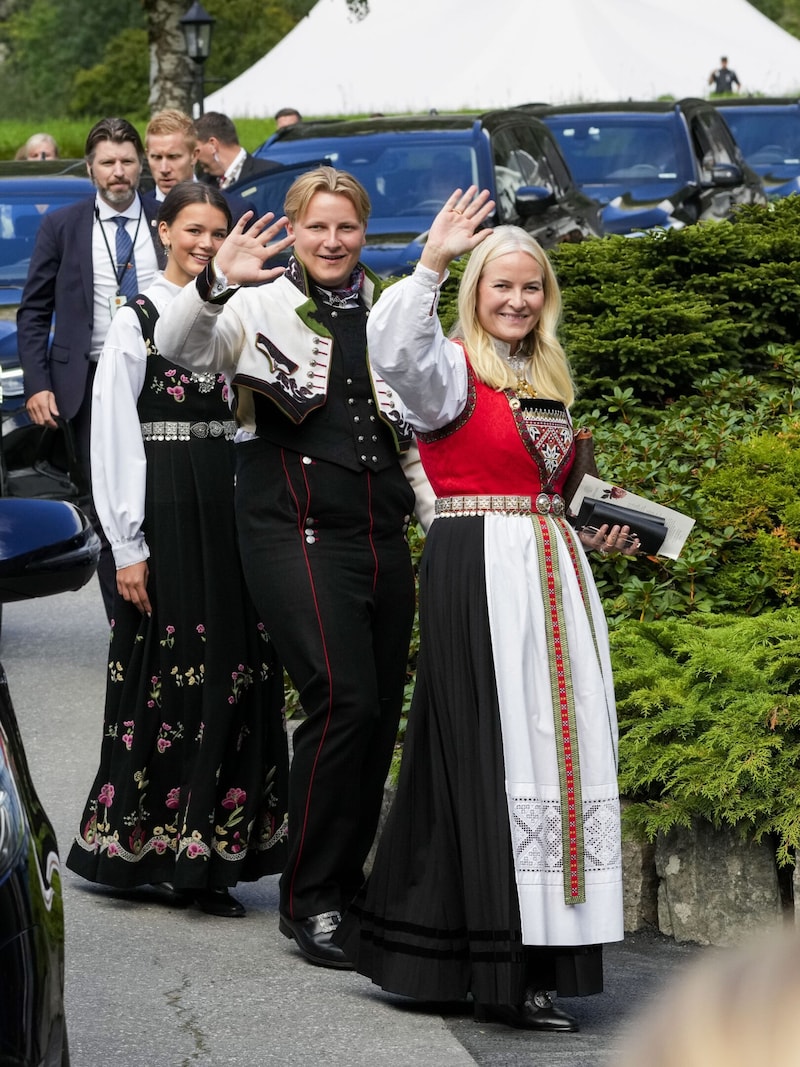 Kronprinzessin Mette-Marit Prinz Sverre Magnus und seine Freundin Amalie Giæver Macleod (Bild: Cornelius Poppe / NTB)