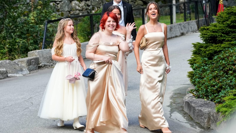 Prinzessin Märtha Louises Töchter Maud Angelica Behn, Emma Tallulah Behn und Leah Isadora Behn in Vinjevollen in Geiranger nach der Hochzeit von Prinzessin Märtha Louise und Durek Verrett am Samstag (Bild: AP ( via APA) Austria Presse Agentur/Cornelius Poppe / NTB)