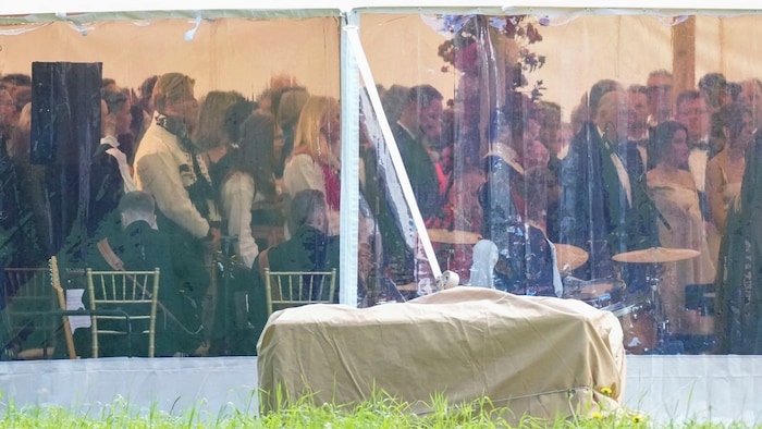Durch die Plane sind Prinz Sverre Magnus, Kronprinzessin Mette-Marit, Kronprinz Haakon sowie ...