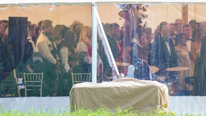 Prince Sverre Magnus, Crown Princess Mette-Marit, Crown Prince Haakon and King Harald can be seen through the tarpaulin. (Bild: APA Pool/AFP/NTB/Heiko Junge)