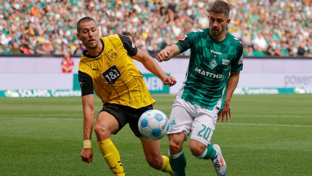 Romano Schmid (right) and his Bremen team put Dortmund to the sword. (Bild: AFP/APA/AXEL HEIMKEN)