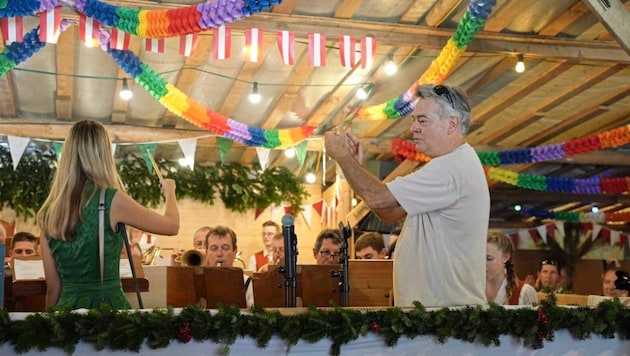 High-ranking political guest: Vice-Chancellor Werner Kogler conducted on Saturday in the Altaussee festival tent (Bild: Die Grünen)