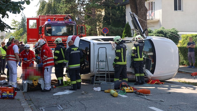 The rescue operation of the pensioner, who was partially trapped under the car, took some time (Bild: Matthias Lauber/laumat.at/laumat)