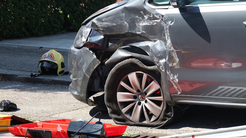 Auch an dem geparkten Fahrzeug entstand ein Totalschaden (Bild: Matthias Lauber/laumat.at/laumat)