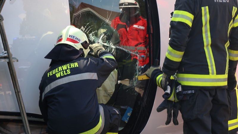 Firefighters had to free the trapped driver (Bild: Matthias Lauber/laumat.at/laumat)