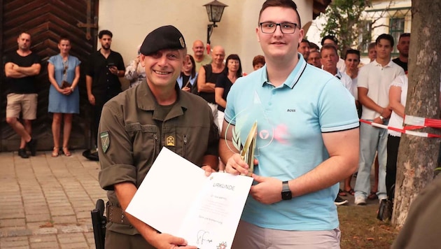 Colonel Dieter Schadenböck presented the certificate to the proud conscript Felix Wappel. (Bild: Judt Reinhard)