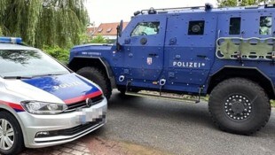 Mehr als 20 Beamte hatten nach der Alarmmeldung das Haus umstellt. Sogar ein Panzerwagen war vor Ort. (Bild: Privat)