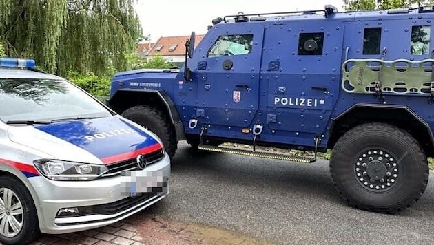 Mehr als 20 Beamte hatten nach der Alarmmeldung das Haus umstellt. Sogar ein Panzerwagen war vor Ort. (Bild: Privat)