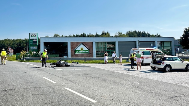 Ein 25-jähriger PKW-Lenker wurde in Göming verletzt und musste ins Uniklinikum Salzburg gebracht werden (Bild: Freiwillige Feuerwehr Oberndorf)