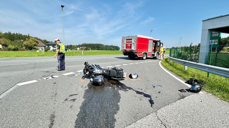 Beim Unfall kam es auch zum Treibstoffaustritt beim Bike (Bild: Freiwillige Feuerwehr Oberndorf)