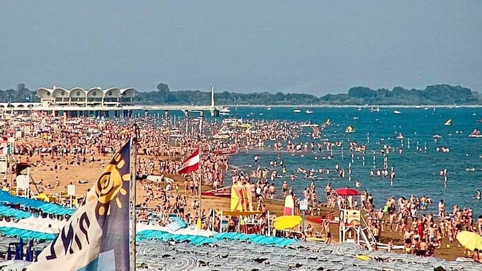 Man kann die Hitze spüren: ein überfüllter Strand in Lignano