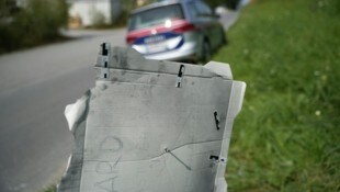Die unbekannten Täter ersetzen die Ortstafel durch diesen Pizzakarton.