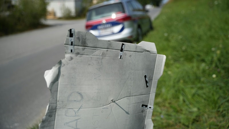 The unknown perpetrators replaced the place name sign with this pizza box. (Bild: APA/Florian Musil)