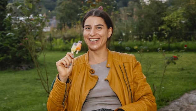 Asmik Grigorian eats an ice cream with the "Krone". (Bild: Markus Tschepp)