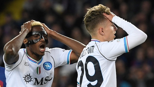 Victor Osimhen (left) has been dropped from the official Napoli squad. (Bild: AFP/APA/Josep LAGO)