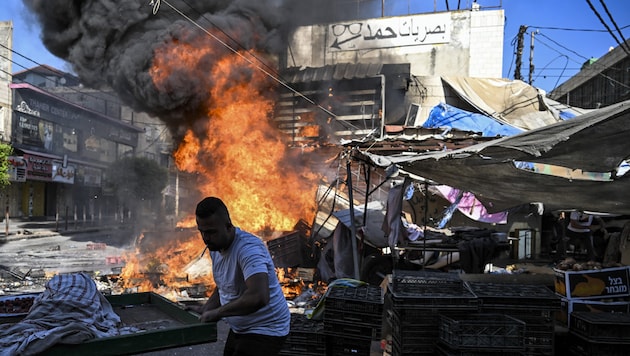 Security forces search for the attackers in the south of the West Bank. (Bild: AFP)