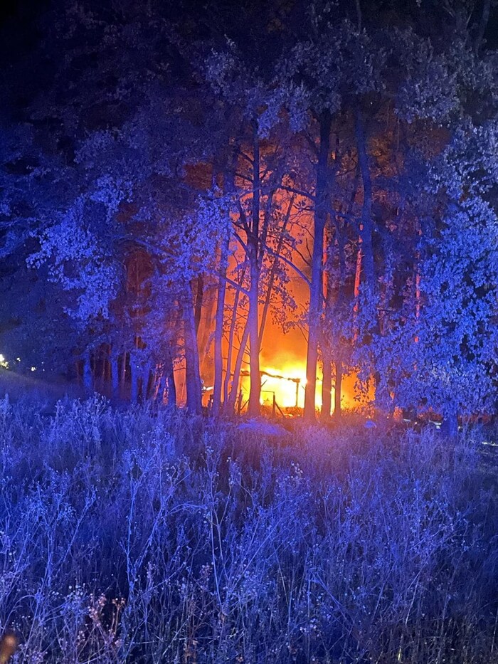 Das Feuer erleuchtete die Nacht.