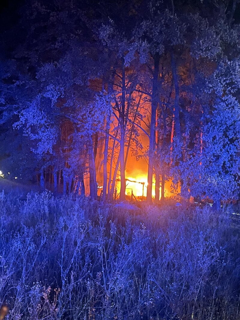 The fire lit up the night. (Bild: Berufsfeuerwehr Klagenfurt)