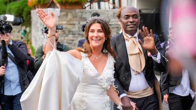 Märtha Louise and Durek Verrett after the wedding by the fjord. (Bild: AP ( via APA) Austria Presse Agentur/Heiko Junge / NTB)