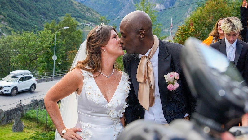 Bride and groom kiss. (Bild: AP ( via APA) Austria Presse Agentur/Heiko Junge / NTB)