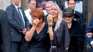 Simone Lugner mit ihrer Mutter Simone Reiländer weinen nach der Trauerfeier für Richard Lugner vor dem Wiener Stephansdom.  (Bild: picturedesk.com/Andreas Tischler)