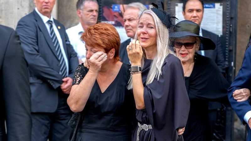 Simone Lugner mit ihrer Mutter Simone Reiländer weinen nach der Trauerfeier für Richard Lugner vor dem Wiener Stephansdom. (Bild: picturedesk.com/Andreas Tischler)