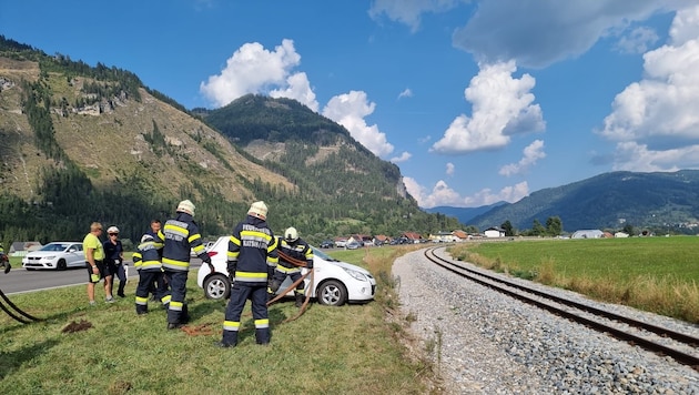 Die Feuerwehr stellte den Wagen wieder auf die Räder (Bild: FF Katsch an der Mur)