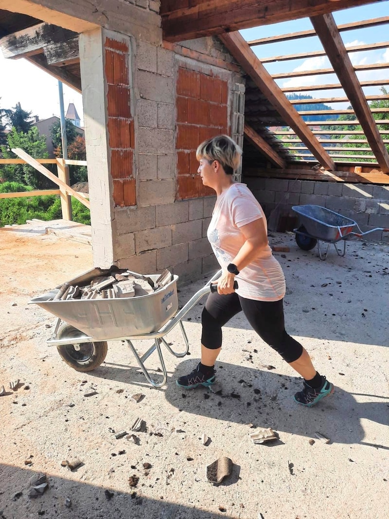 Auch die Eltern packen an und helfen so beim Sparen. (Bild: EAC Eberndorf)