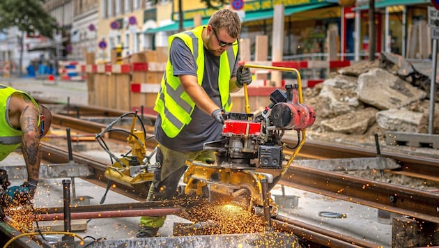 So wie hier auf der Wiedner Hauptstraße werden auch in der Universitätsstraße die Gleise erneuert. Die Baustelle dauert mindestens ein Monat länger. (Bild: Wiener Linien)