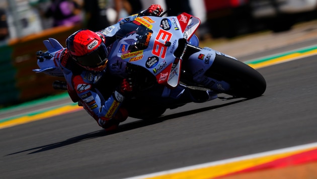 Marc Marquez holt sich den Sieg beim Rennen in Aragon.  (Bild: AP ( via APA) Austria Presse Agentur/ASSOCIATED PRESS)