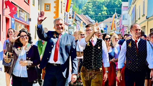 Nehammer mischte sich beim Bleiburger Wiesenmarkt unter die Wähler. Mithilfe der letzten Wahl und Obernosterer hofft er auf gutes Ergebnis. (Bild: Evelyn Hronek/EVELYN HRONEK)