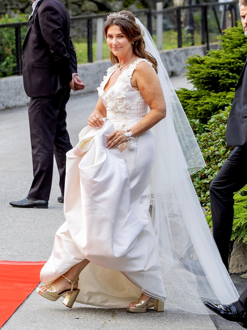 Märtha Louise on the way to the wedding reception (Bild: picturedesk.com/Royal Press Europe / Action Press)