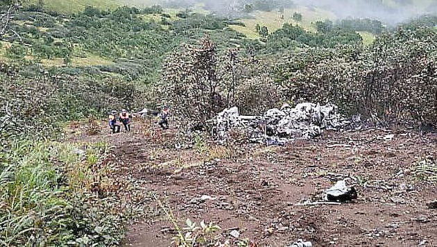 The wreckage of the missing helicopter (pictured) was found on Sunday. (Bild: AFP/@mchs_official/Telegram/Handout)