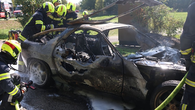 Von dem Auto blieb nicht mehr viel übrig. (Bild: Matthias Lauber/laumat.at/laumat)