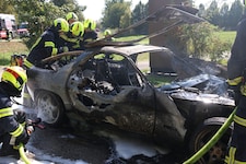 Von dem Auto blieb nicht mehr viel übrig. (Bild: Matthias Lauber/laumat.at/laumat)