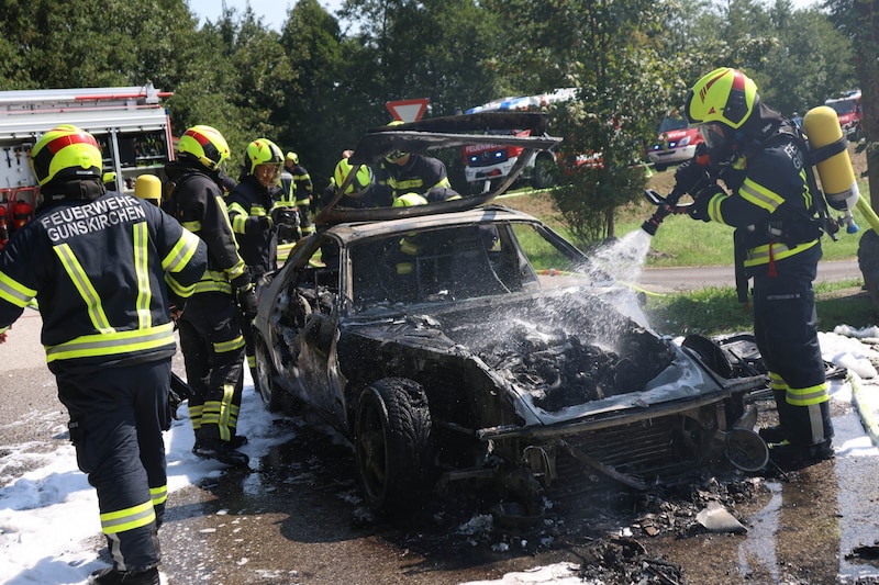 Rund 30 Florianis löschten den Porsche. (Bild: Matthias Lauber/laumat.at/laumat)