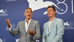 George Clooney und Brad Pitt bei ihrer Pressekonferenz beim Filmfestival von Venedig (Bild: APA Pool/AFP/Alberto PIZZOLI)