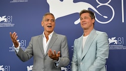 George Clooney und Brad Pitt bei ihrer Pressekonferenz beim Filmfestival von Venedig (Bild: APA Pool/AFP/Alberto PIZZOLI)