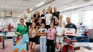 Das Sommercamp für Mädchen war ein voller Erfolg. Darüber freuten sich auch die Vorsitzende von Frau in der Wirtschaft, Astrid Legner, und der Geschäftsführer der Technischen Akademie St. Andrä, Manfred Vallant. (Bild: WATL Sabine)