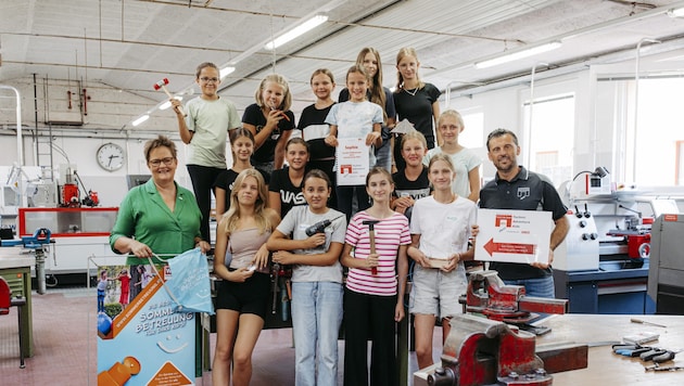 The summer camp for girls was a complete success. The Chairwoman of Frau in der Wirtschaft, Astrid Legner, and the Managing Director of the St. Andrä Technical Academy, Manfred Vallant, were also delighted. (Bild: WATL Sabine)