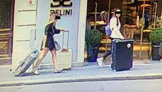 Model dimensions: These two suspects are now being hunted by Vienna's police after a coup with shoes and expensive handbags. Information is requested from any police station. (Bild: zVg)