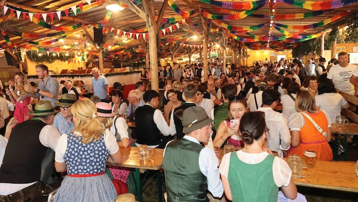 Im traditionellen Holzstangenzelt